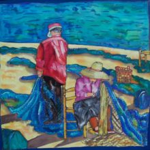 Dos personas en primer plano remiendas las redes de los pescadores. La mujer lleva un sombrero de paja para protegerse del Sol Y el hombre una gorrita. El color predominante es el azul y tiene mucha luz.
